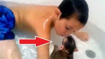 Ce petit garçon ne peut pas se séparer de son singe. Il prend même des bains avec lui