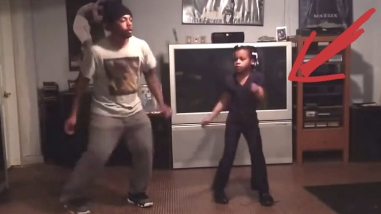 Ce papa et sa fille sont des pros de la danse. Un moment de complicité craquant