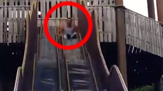 Ce mec n'aurait jamais dû monter sur ce toboggan. Il l'a payé très cher