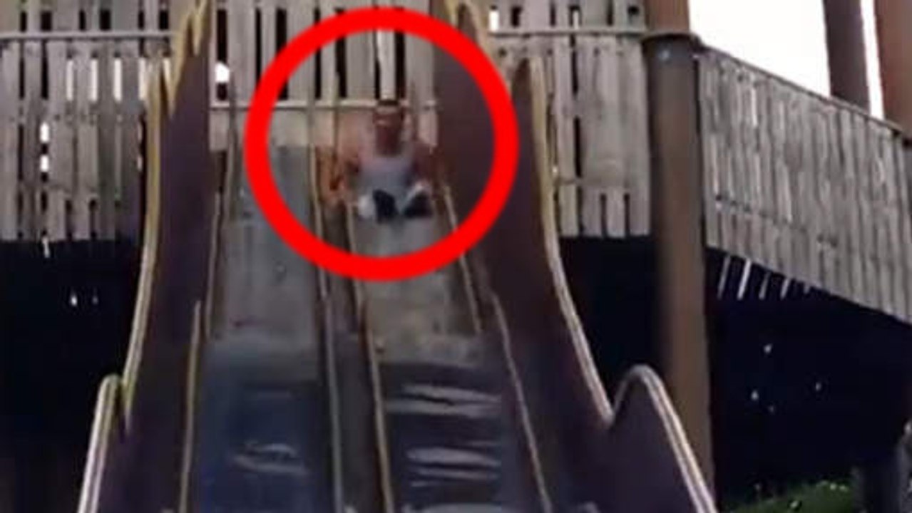 Ce mec n'aurait jamais dû monter sur ce toboggan. Il l'a payé très cher