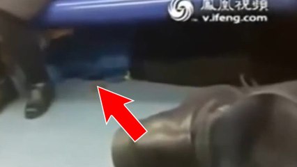 Ce pervers a été surpris en train de se cacher sous une banquette dans le métro. Des images choquantes