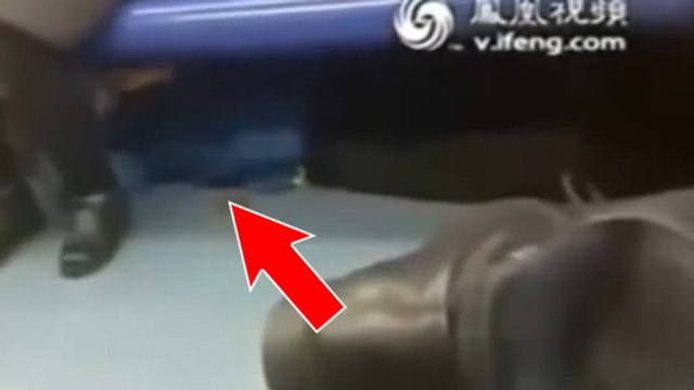 Ce pervers a été surpris en train de se cacher sous une banquette dans le métro. Des images choquantes