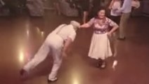 Ces deux personnes âgées réalisent un numéro de danse hilarant