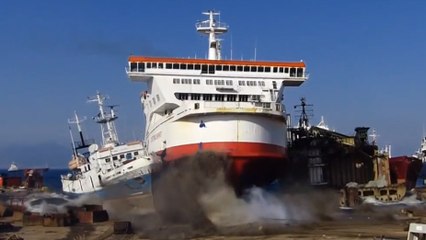 Ce ferry a une technique assez dingue pour accoster. Vous n'allez pas y croire