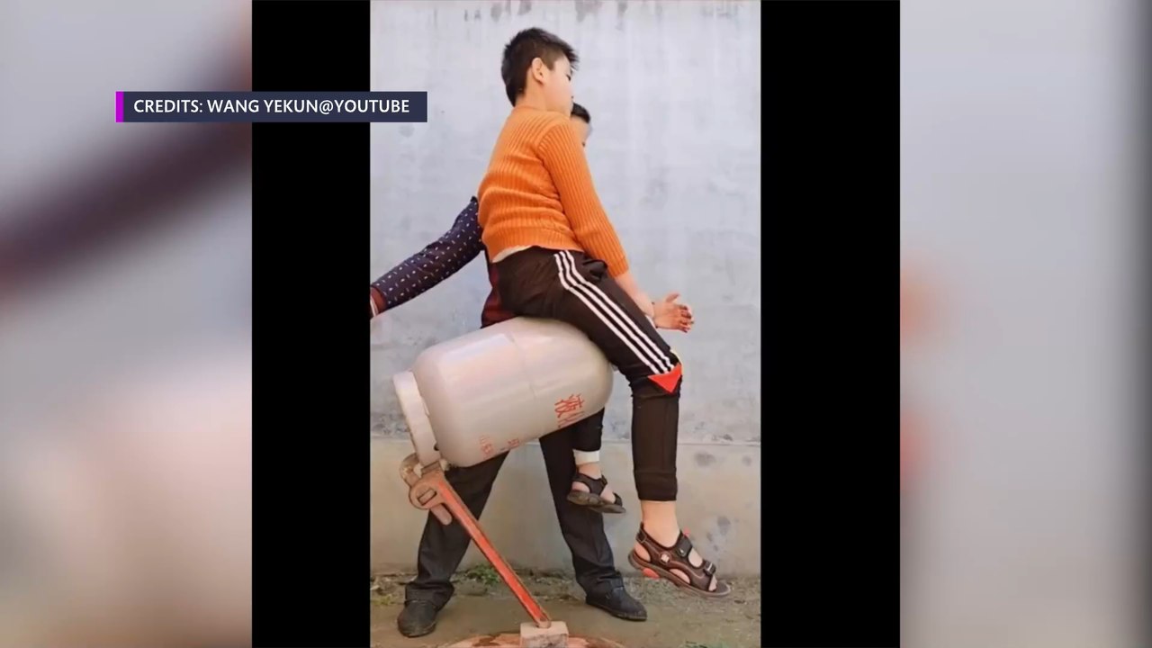 Fahrrad auf Bierflasche stapeln? Dieser Mann ist Meister des asymmetrischen Gleichgewichts