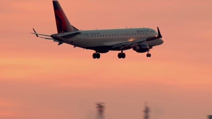 "Unanständiges Outfit": Reisende muss sich bedecken, bevor sie das Flugzeug betritt (Foto)