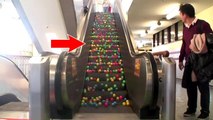 Ces mecs ont mis des balles de couleur dans un escalator pour voir ce qui arriverait. Et le résultat est fascinant