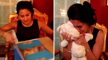 Son copain lui a fait le cadeau de ses rêves pour Noël. Sa réaction est magique