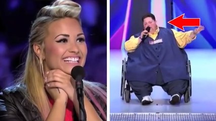 Cet homme a un talent fou. Vous oublierez son apparence dès que vous l'entendrez chanter