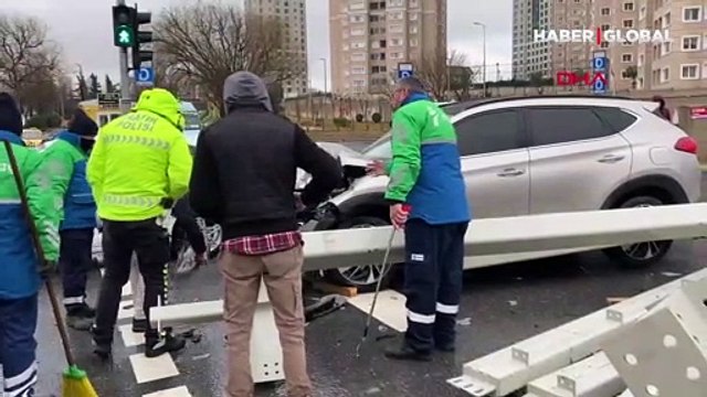 İstanbul Ataşehir'de tırdaki inşaat malzemeleri araçların üstüne düştü