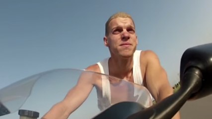 Voilà à quoi ressemble le visage d'un homme qui roule sans protection à 250 km/h