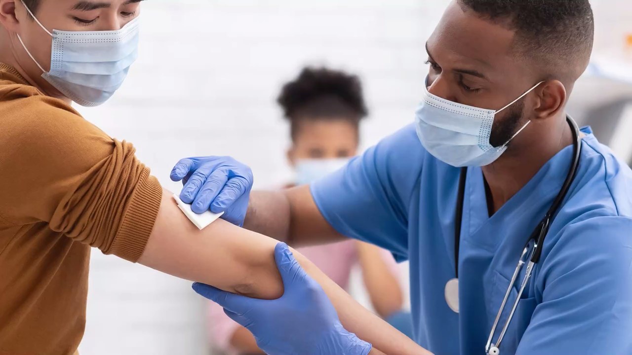 Corona-Genesene: Doppelt so hohe Chance nach Impfung unter Nebenwirkungen zu leiden