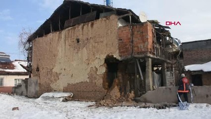 MALATYA'DA, EVİN DUVARI ÇÖKTÜ