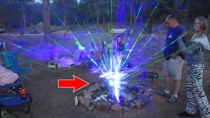 Ces campeurs ont fait un feu de camp avec des lasers. Le résultat est génial