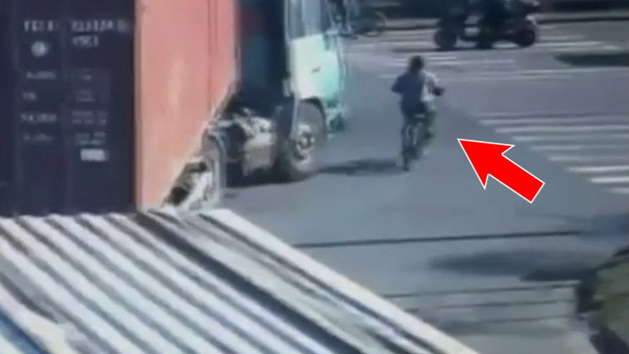 Voici le cycliste le plus chanceux au monde. Vous n'allez pas en croire vos yeux