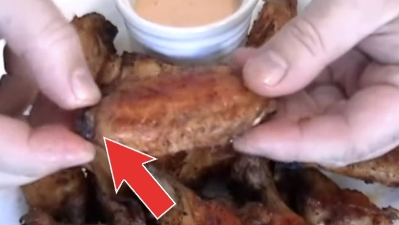 Voilà la meilleure technique pour manger des chicken wings. Elle va vous changer la vie