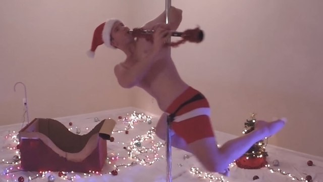 Ce Père Noël vous souhaite de joyeuses fêtes d'une manière très originale !