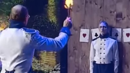 Ce mec est le pire lanceur de couteau du monde. Son assistant est un vrai miraculé !