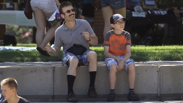 Ces pères adorent danser. Mais ils ont tous fichu la honte à leurs enfants