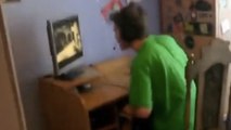 Il filme son frère en train de jouer aux jeux vidéo. Et le résultat est effarant !