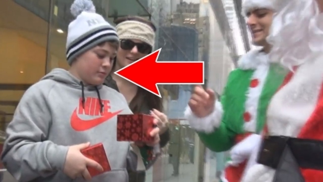 Ce Père Noël offre des cadeaux pourris aux passants. Leurs réactions ne se font pas attendre