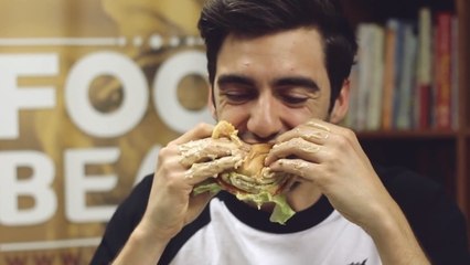 Voilà la meilleure technique pour manger un burger sans s'en mettre partout