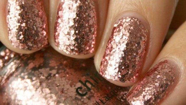 Comment enlever du vernis à paillettes ? Cette technique radicale va vous aider !
