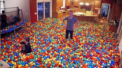 Sa femme s'absente, alors il remplit sa maison de boules de plastique. Le résultat est génial !