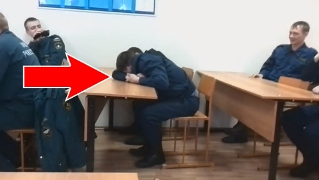 Ce mec n'aurait pas dû s'endormir en cours. Ses camarades le lui ont fait regretter