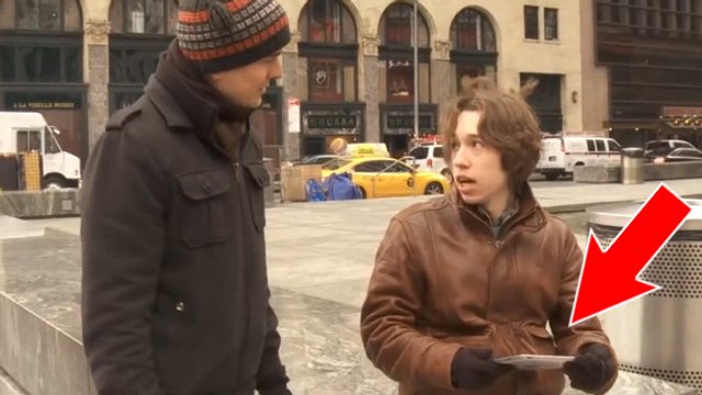 Ce magicien transforme les iPad des passants en tablettes géantes. Un numéro buffant !