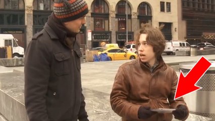 Ce magicien transforme les iPad des passants en tablettes géantes. Un numéro buffant !