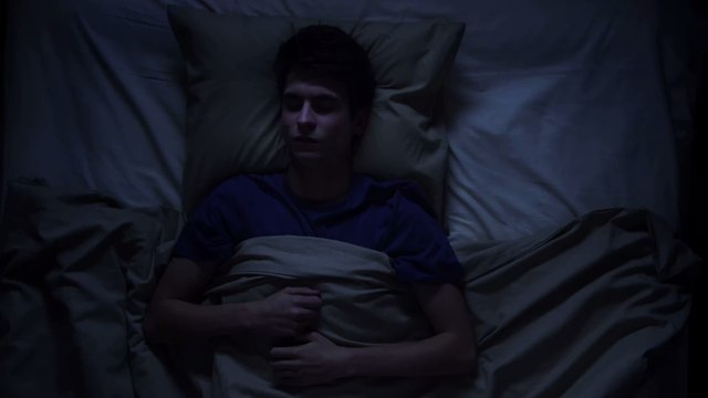 Airbnb-Mieter hört gruselige Geräusche aus dem Lüftungsgitter und entdeckt dahinter versteckten Raum