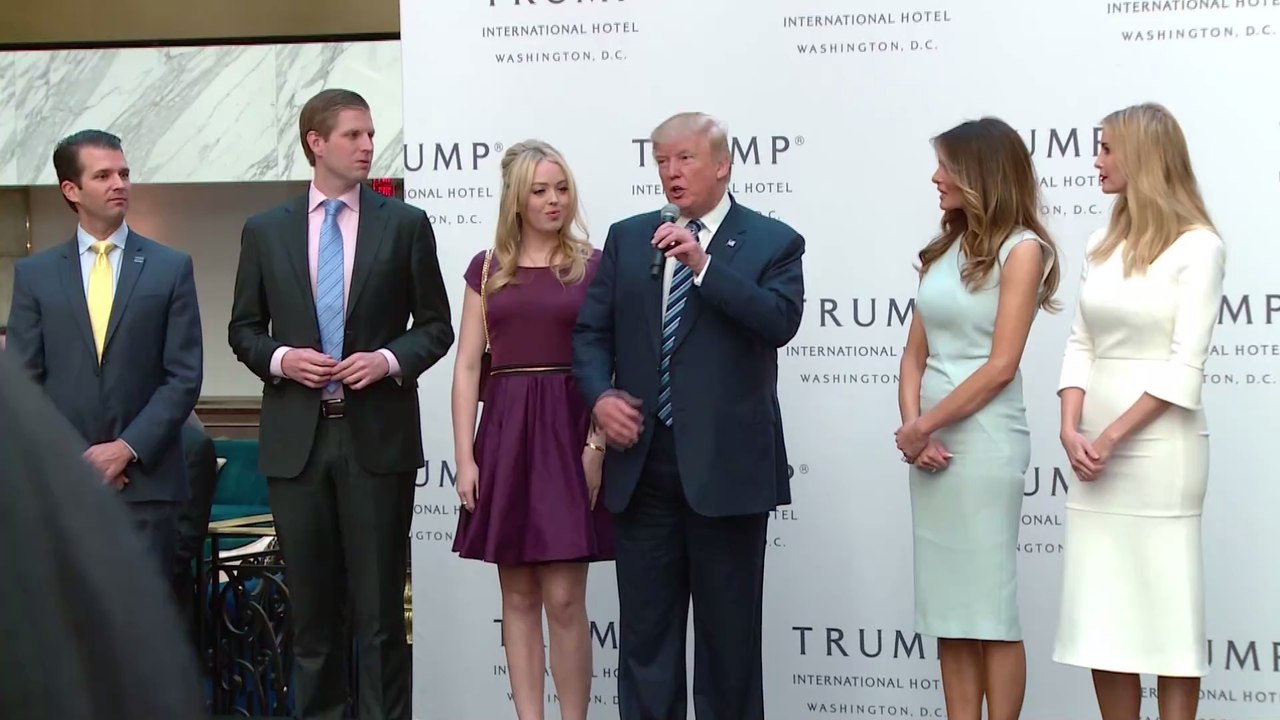 'Ostern mit Opa': Donald Trump posiert mit seinen Enkelkindern