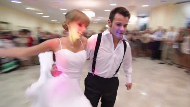 Ces jeunes mariés se sont entraînés pendant un an pour leur danse. Le résultat vaut le coup d'oeil