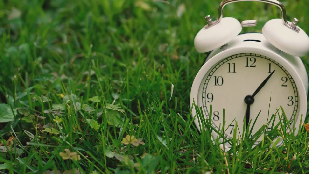 Uhr nach vorne stellen: So fühlt ihr euch bei der Umstellung auf die Sommerzeit weniger müde