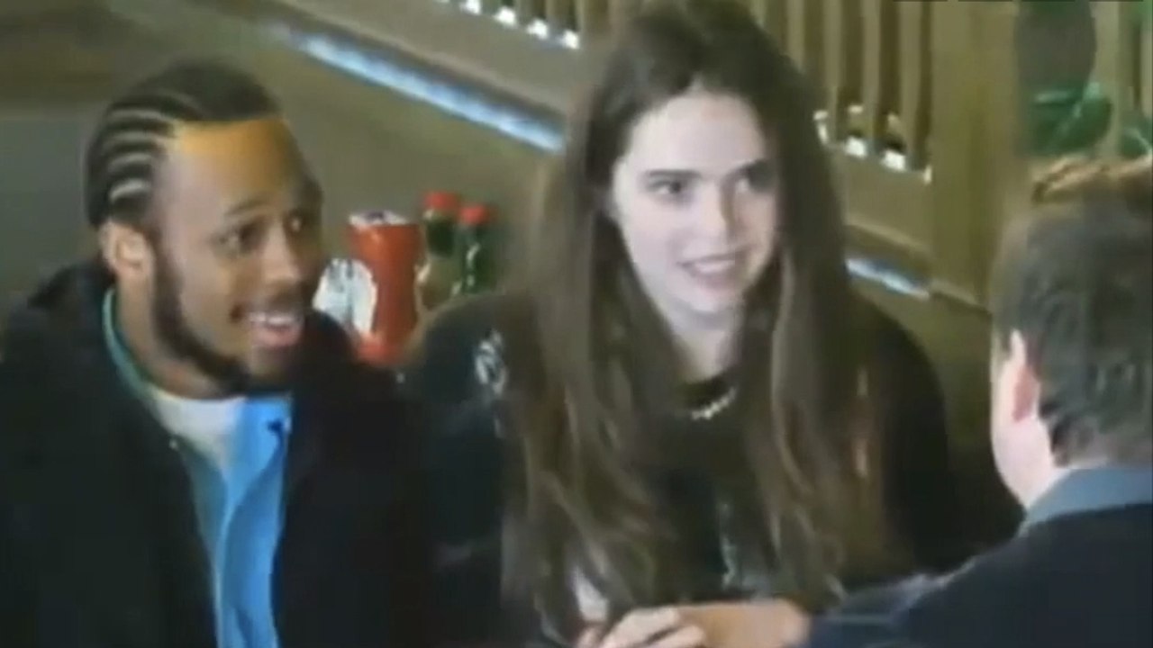 Le père de sa copine lui fait des remarques racistes en public. Les réactions des témoins ne se font pas attendre