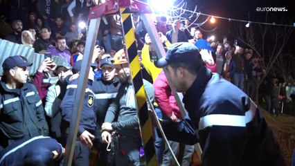 شاهد: سباق مع الزمن في المغرب لإنقاذ طفل عالق في بئر منذ حوالي يومين