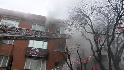 KADIKÖY'DE DAİRE ALEV ALEV YANDI; MAHALLELİ PANİK YAŞADI