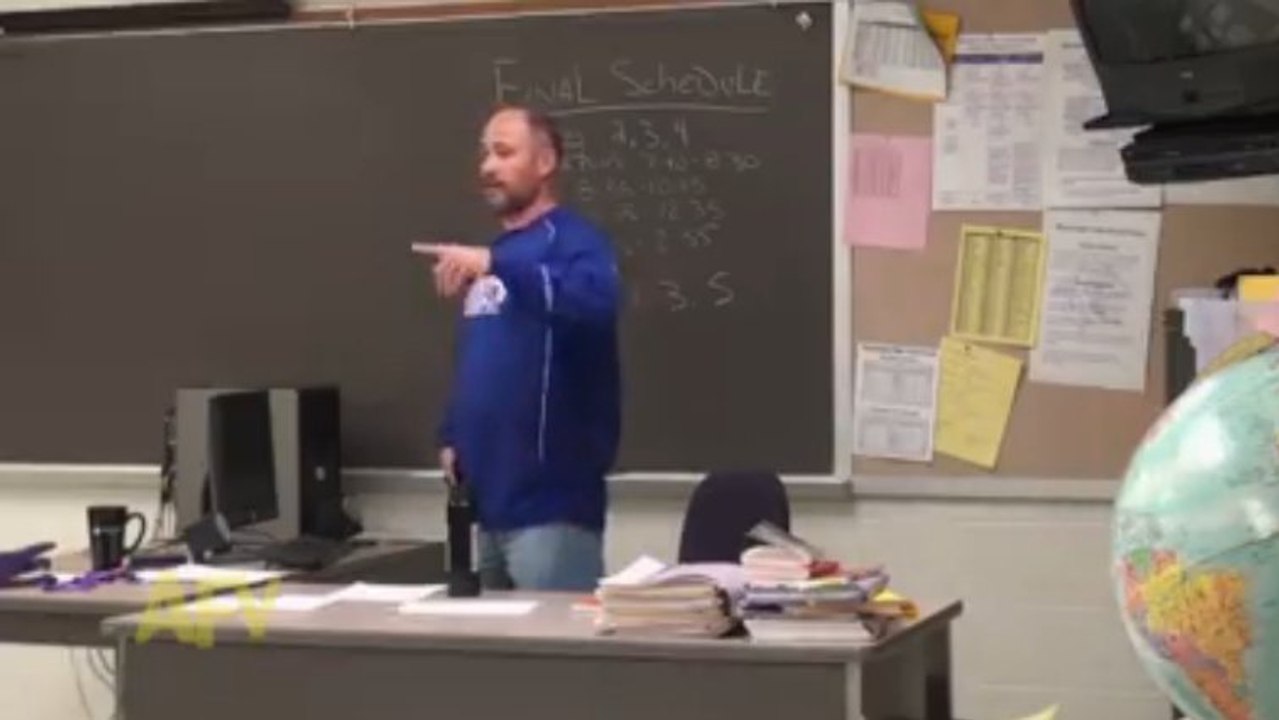 Ce prof va être victime d'une blague délirante de ces élèves. A mourir de rire !