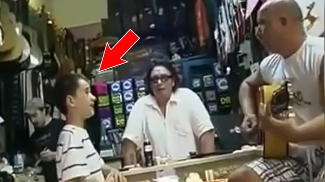 Ce jeune chanteur a un talent fou. Vous n'allez pas en revenir