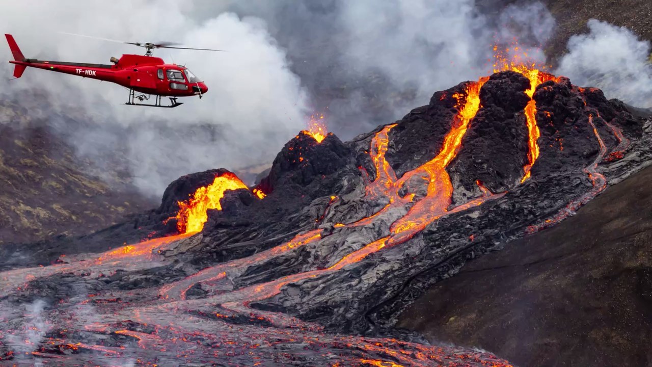 Vulkanausbruch in Island: Fotograf fliegt mit Drohne direkt in den Krater