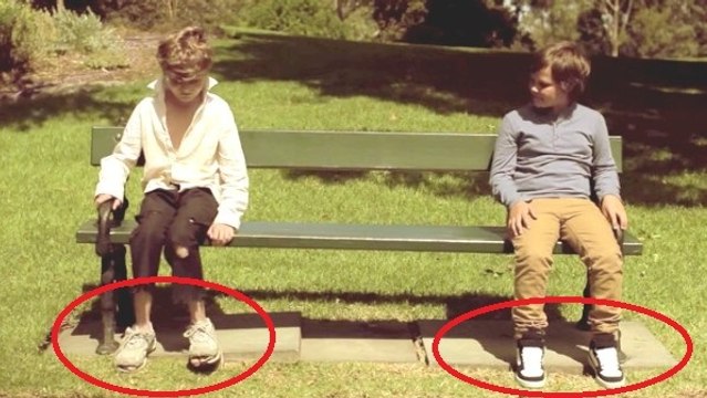 Ce petit garçon veut tout faire pour avoir enfin des chaussures neuves. Ce qui est arrivé ensuite va vous faire réfléchir...