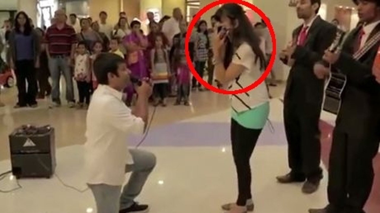 Il fait la demande en mariage la plus romantique du monde. Mais sa copine va faire un truc totalement inattendu
