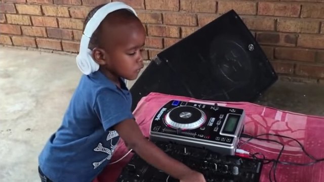 Ce garçon de 2 ans est un DJ de folie ! Il va vous scotcher
