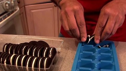 Il met des morceaux d'Oreo dans un bac à glaçons. Ce qu'il fait ensuite est génial