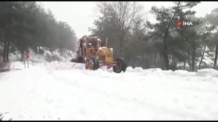Antalya'da yüksekte kar merkezde dolu ile mücadele