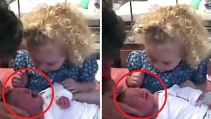 Cette petite fille a trouvé le moyen de calmer sa petite soeur. Et ça marche à tous les coups !