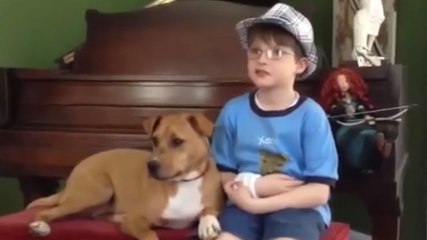 Ces parents ont adopté un chien maltraité pour leur fils handicapé. Et ils ont un message important à faire passer