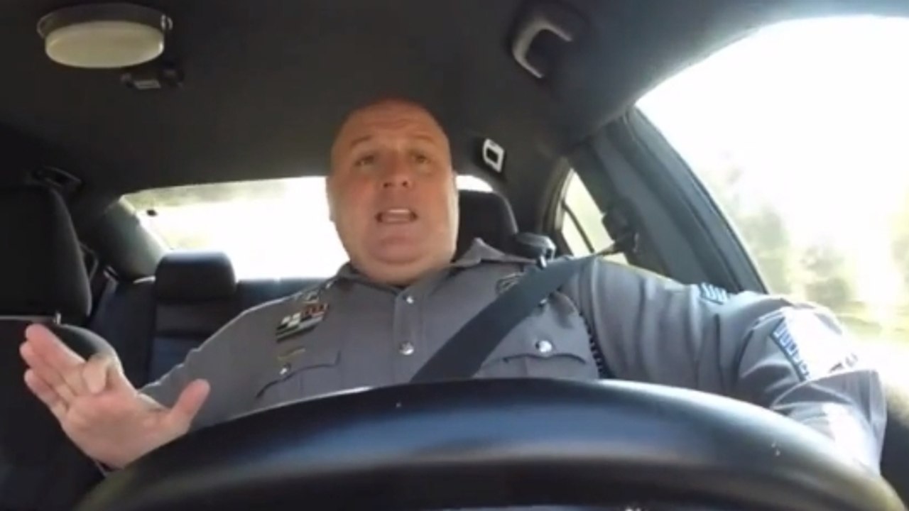 Vous allez mourir de rire en voyant ce que fait ce policier pendant son service