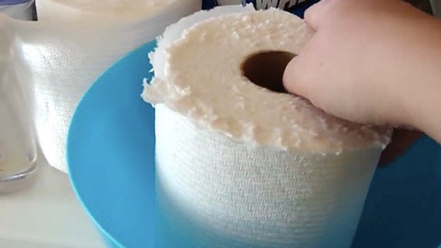 Cette femme fabrique ses propres lingettes pour bébé. Et tout le monde peut refaire la recette à la maison !